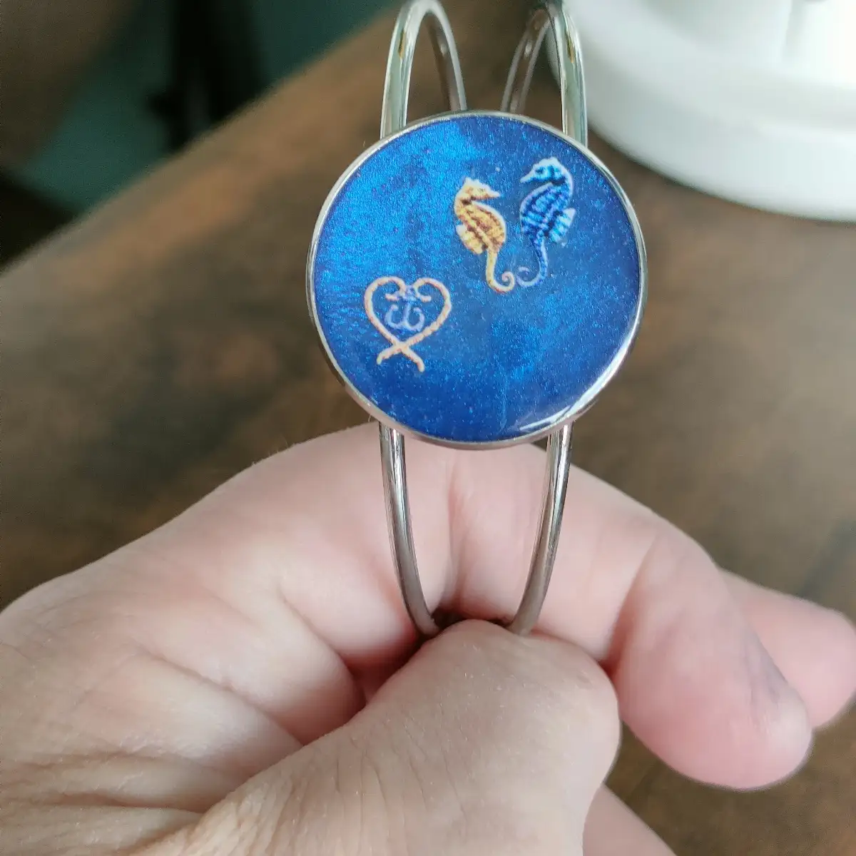 Bracelet artisanal hippocampes en acier inoxydable et résine bleue