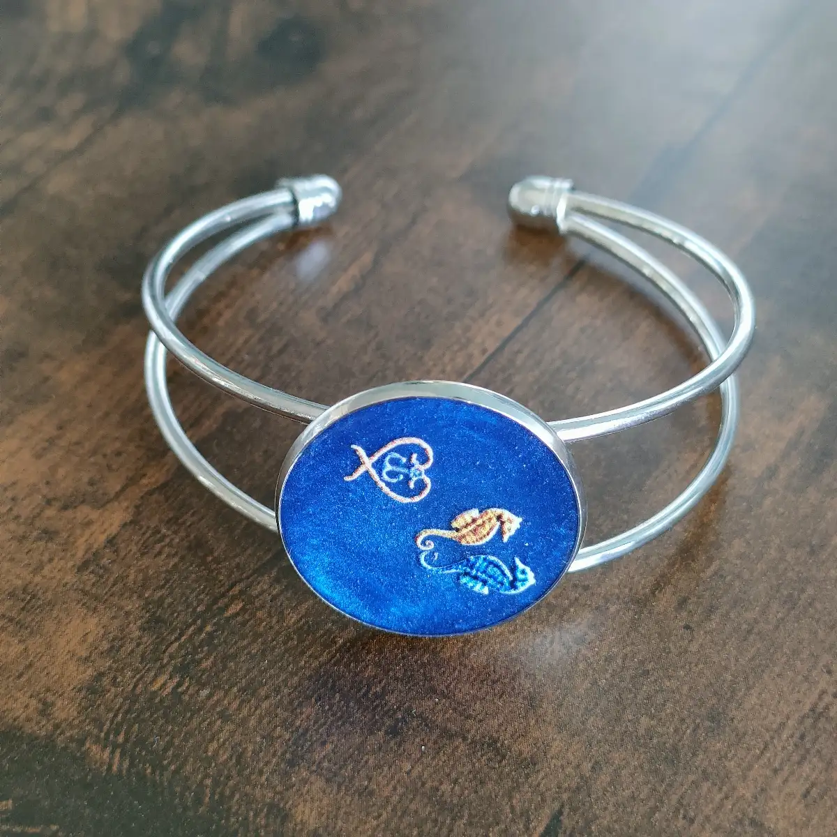 Bracelet artisanal hippocampes en acier inoxydable et résine bleue