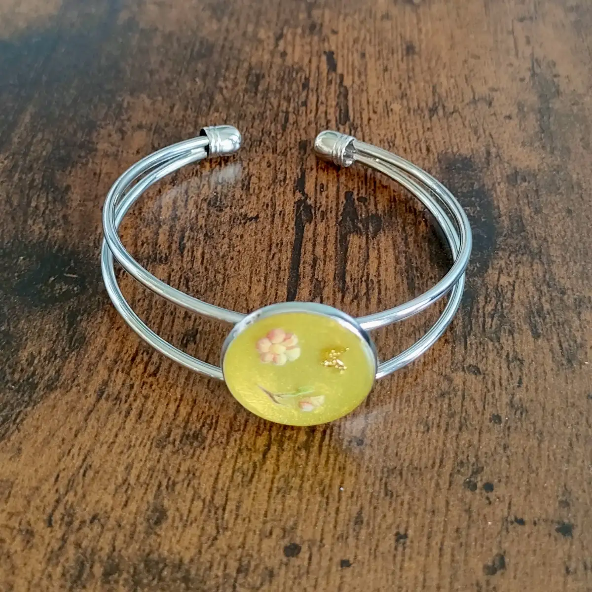 Bracelet artisanal en acier inoxydable et résine jaune nacré