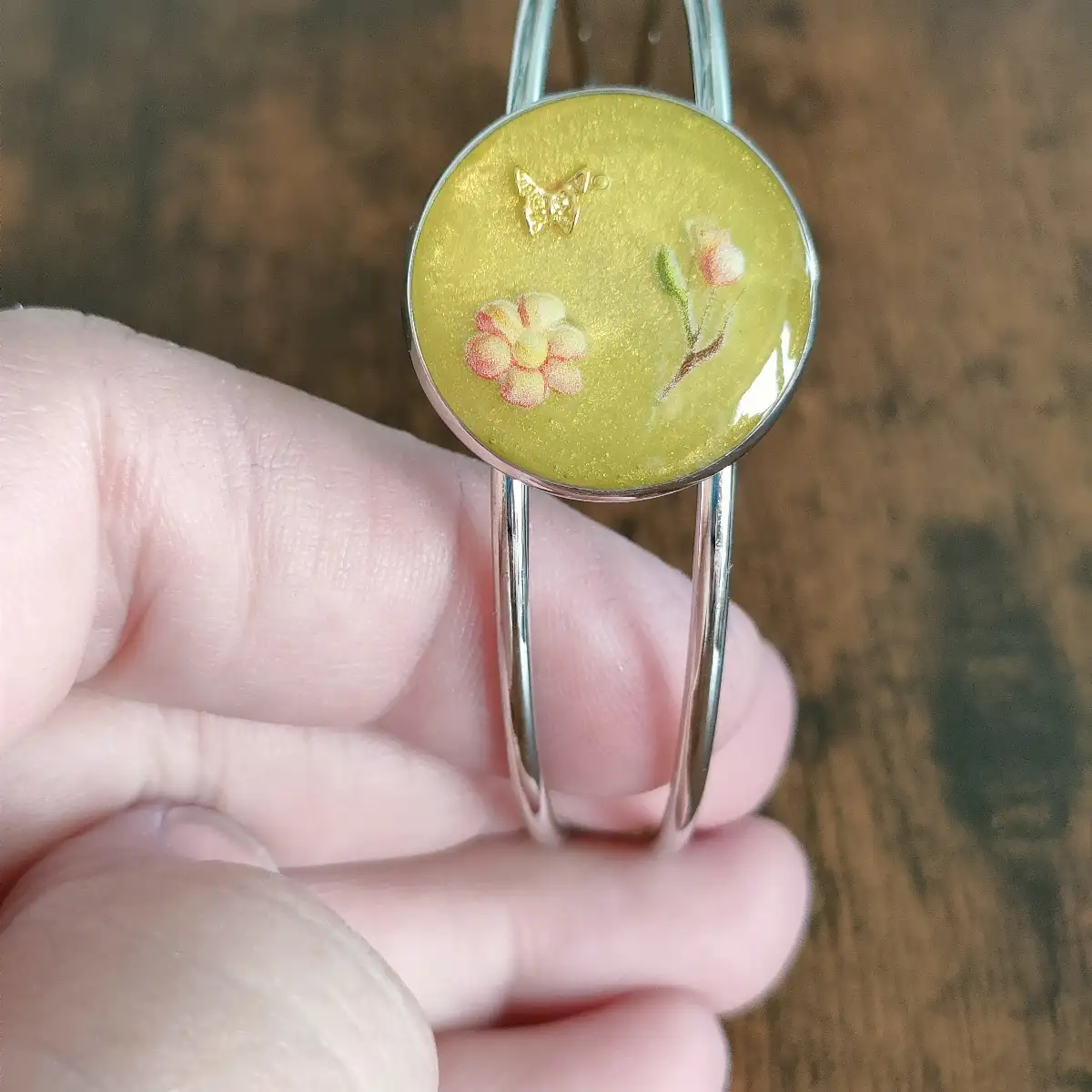Bracelet artisanal en acier inoxydable et résine jaune nacré