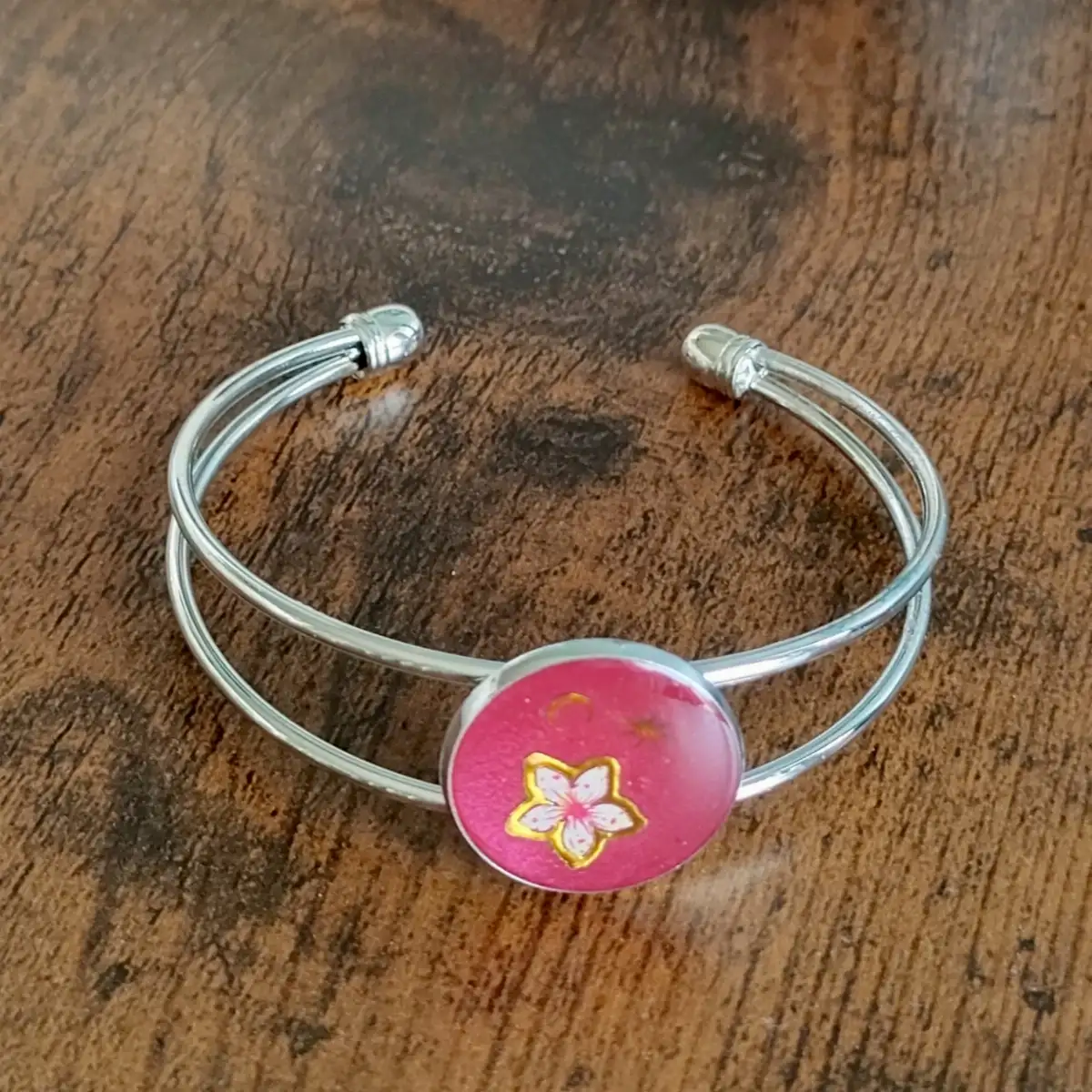 Bracelet artisanal en acier inoxydable et résine rouge framboise