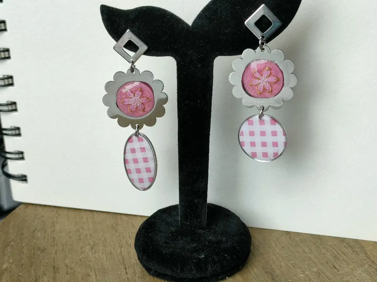 Boucles d'oreilles artisanales argentées en acier inoxydable et résine florale