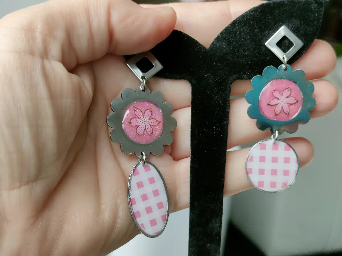 Boucles d'oreilles artisanales argentées en acier inoxydable et résine florale