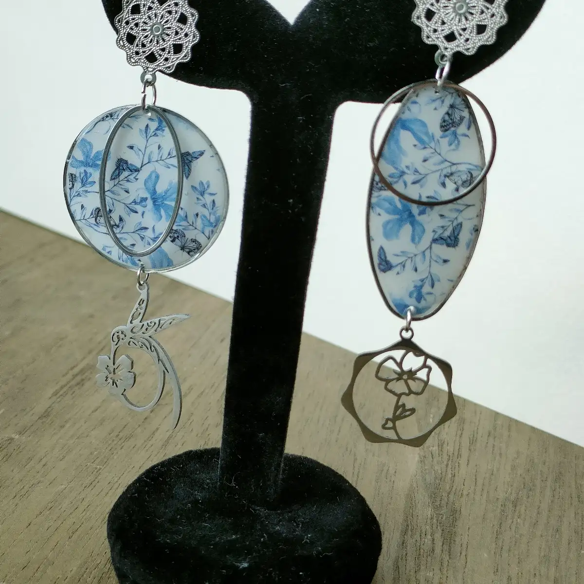 Boucles d’oreilles pendantes argentées en acier inoxydable, résine et papier transfert floral