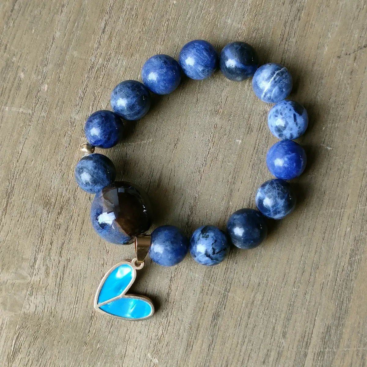 Bracelet en perles naturelles bleues avec cœur nacré