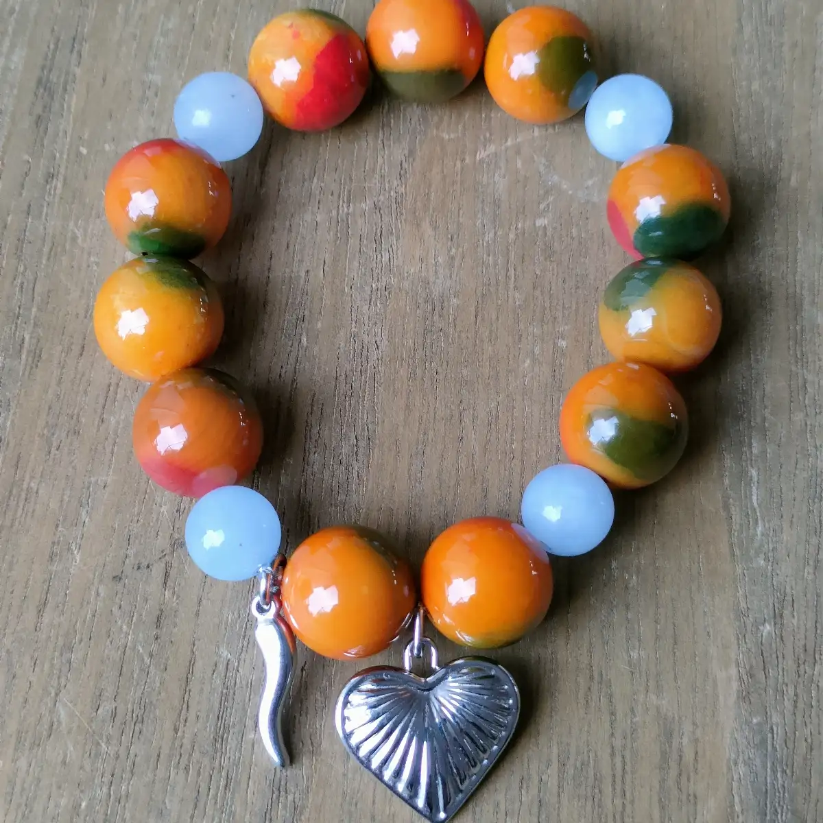 Bracelet en perles naturelles multicolores avec cœur strié et corne italienne