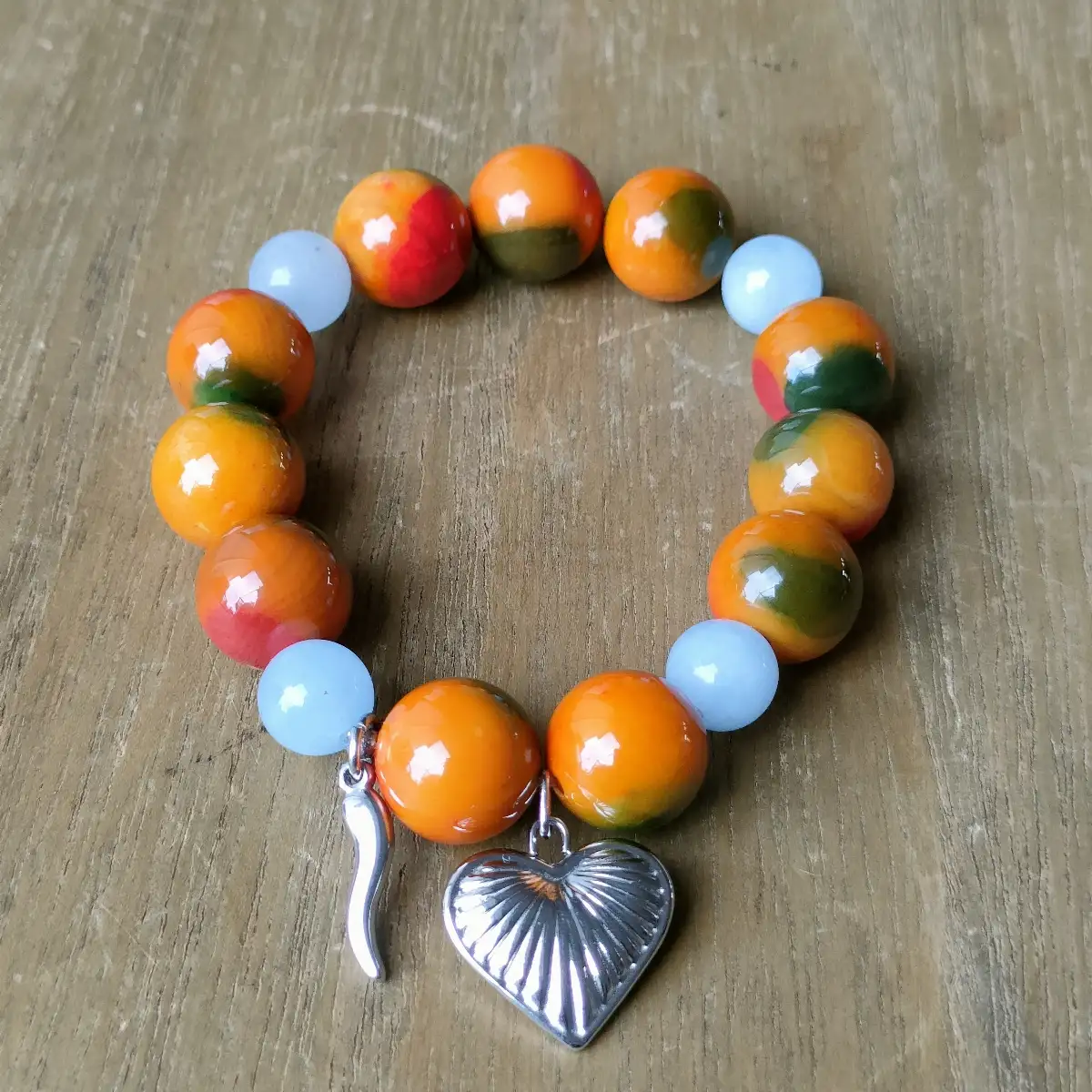 Bracelet en perles naturelles multicolores avec cœur strié et corne italienne