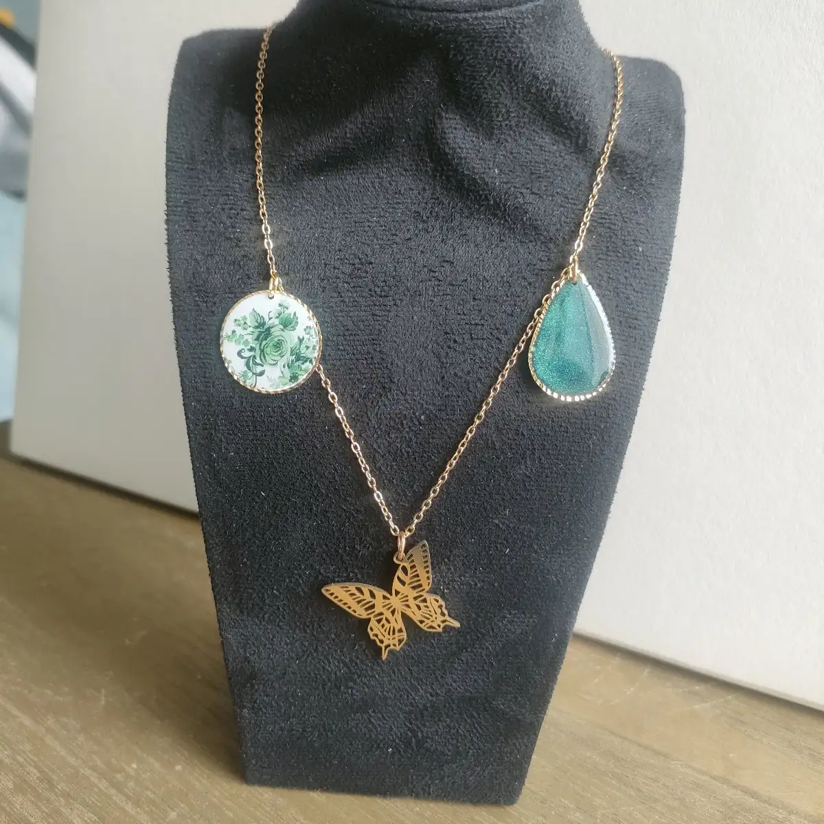 Collier Artisanal Femme Acier Inoxydable Doré, Résine Verte et Motif Végétal - Pièce Unique