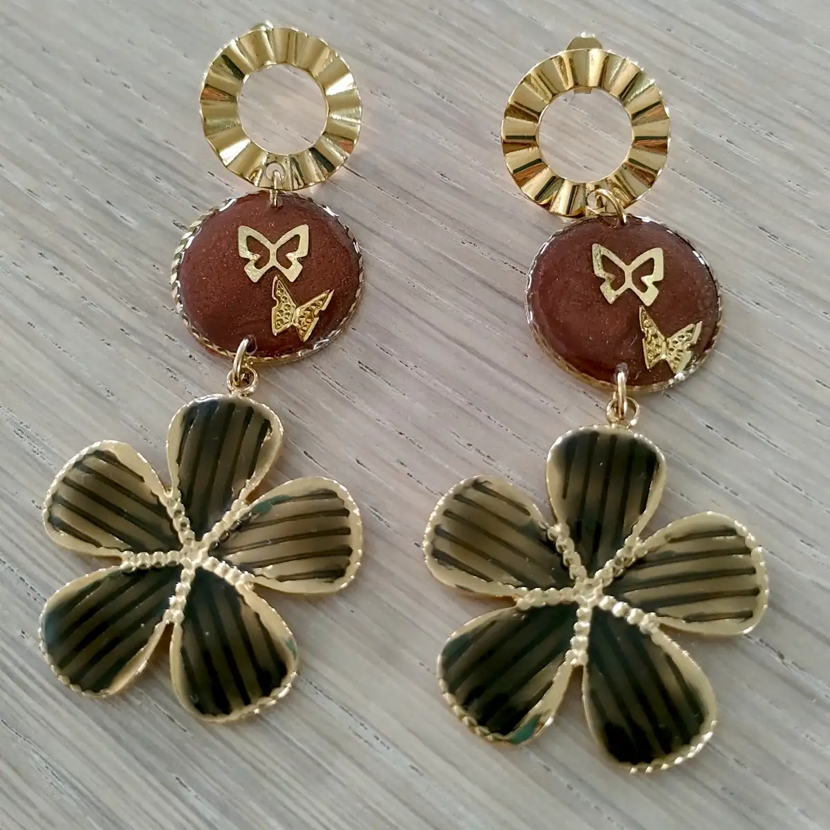 Boucles d'oreilles fleur émaillée et papillons dorés en acier inoxydable