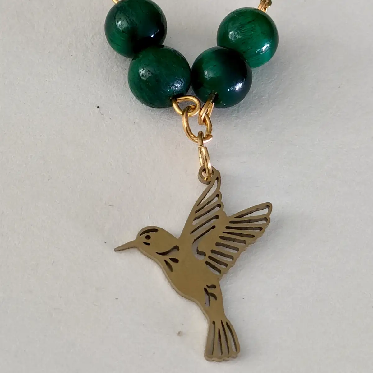 Collier Léa en acier inoxydable et perles œil de chat vertes – Modèle unique
