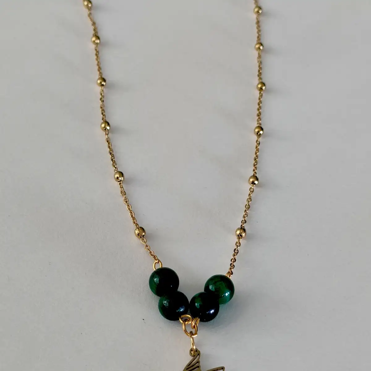 Collier Léa en acier inoxydable et perles œil de chat vertes – Modèle unique