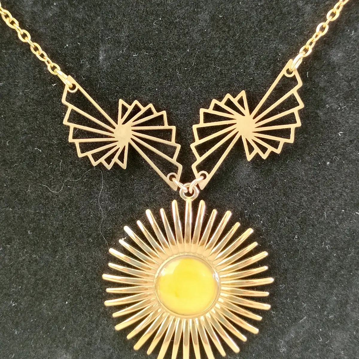 Collier Léna en acier inoxydable – Soleil en résine jaune pailletée – Modèle unique