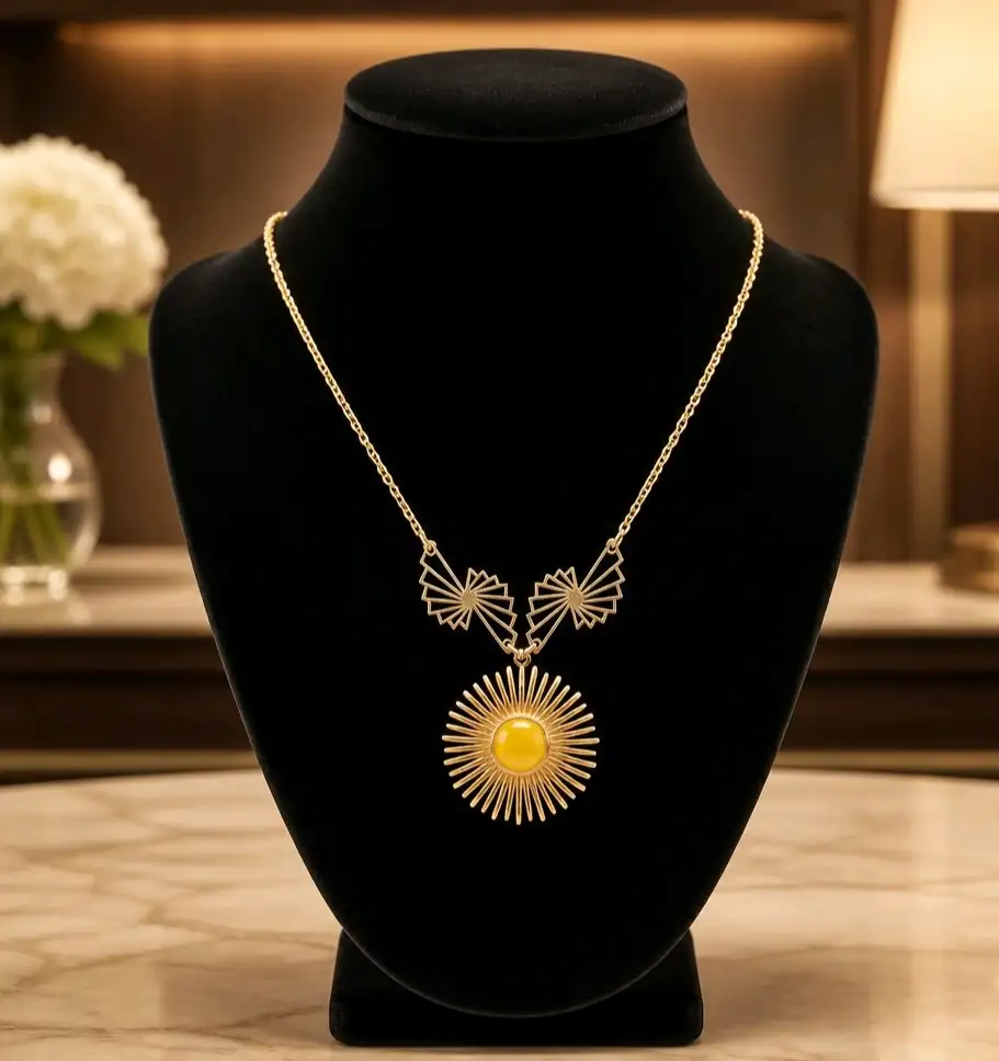 Collier Léna en acier inoxydable – Soleil en résine jaune pailletée – Modèle unique