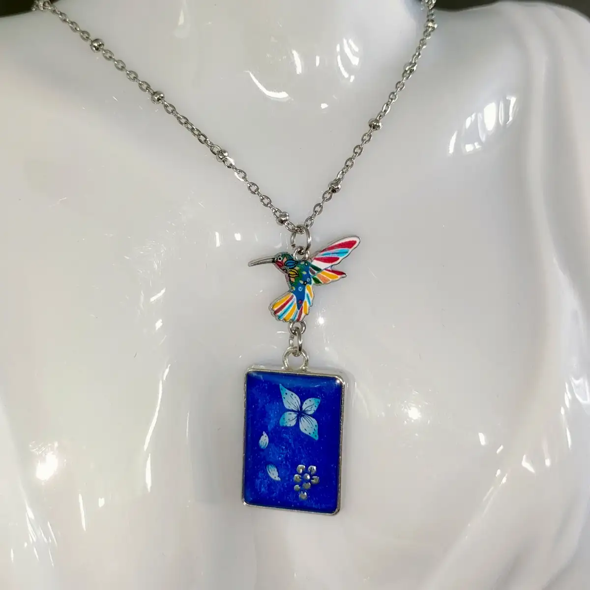 Collier Anna | Collier artisanal en acier inoxydable argenté avec colibri et pendentif en résine | Modèle unique