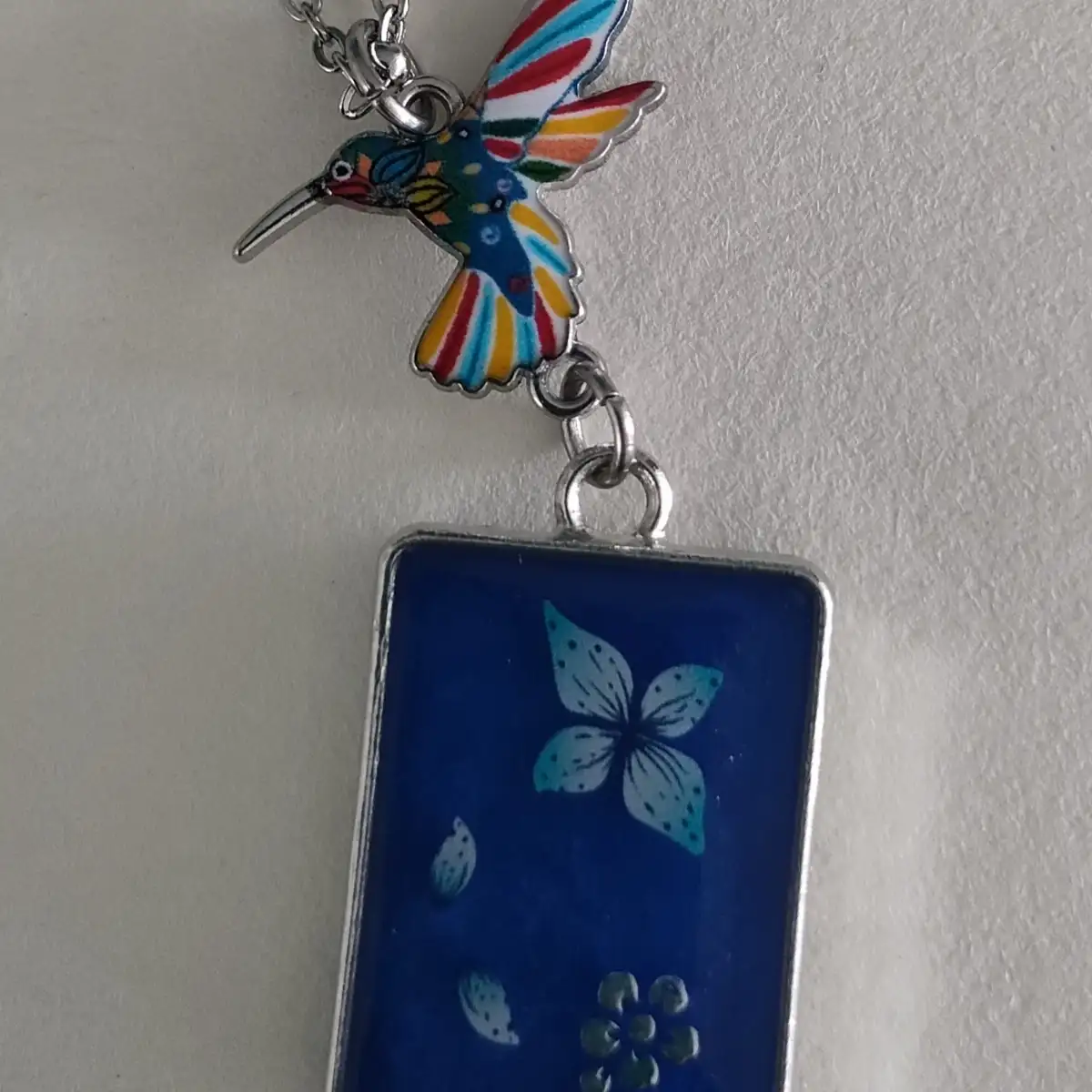 Collier Anna | Collier artisanal en acier inoxydable argenté avec colibri et pendentif en résine | Modèle unique