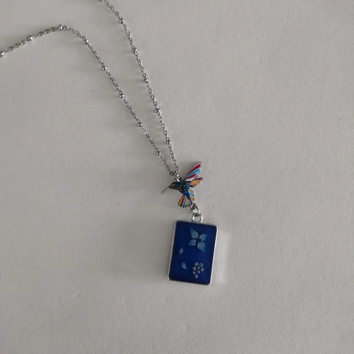 Collier Anna | Collier artisanal en acier inoxydable argenté avec colibri et pendentif en résine | Modèle unique