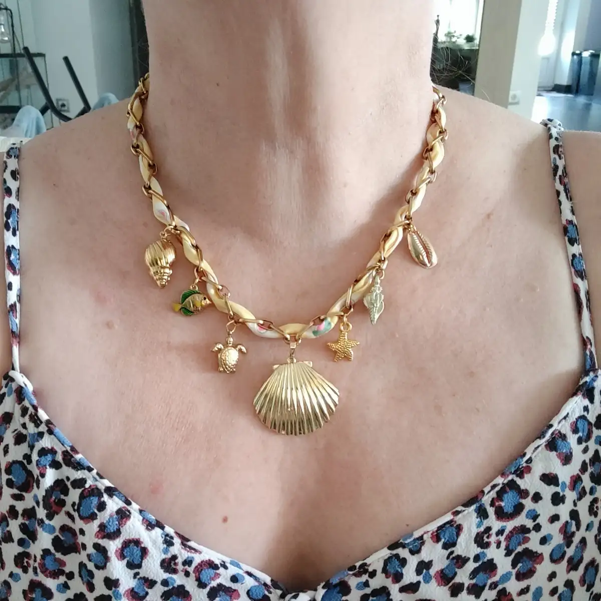 Collier marin bohème en acier inoxydable doré, tissu Liberty jaune et charms océaniques | Modèle unique