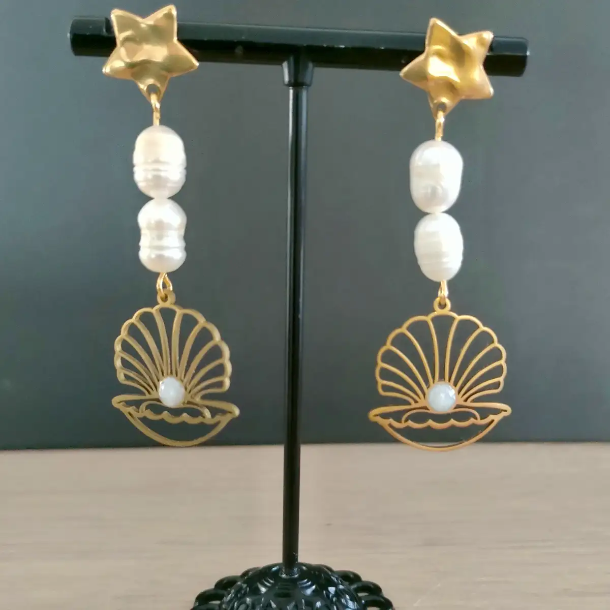 Boucles d'oreilles Inaya – Pièce unique en acier inoxydable et perles d'eau douce